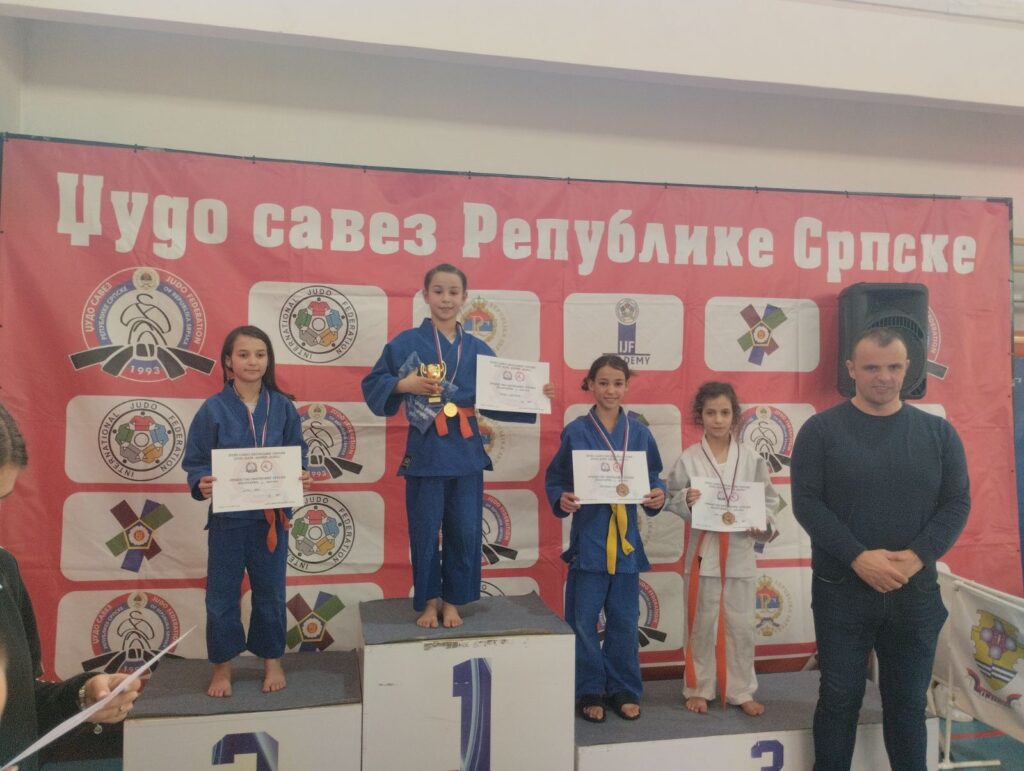 8-1024x771 Пехар у рукама џудиста Гацка- најбоља екипа Републике Српске