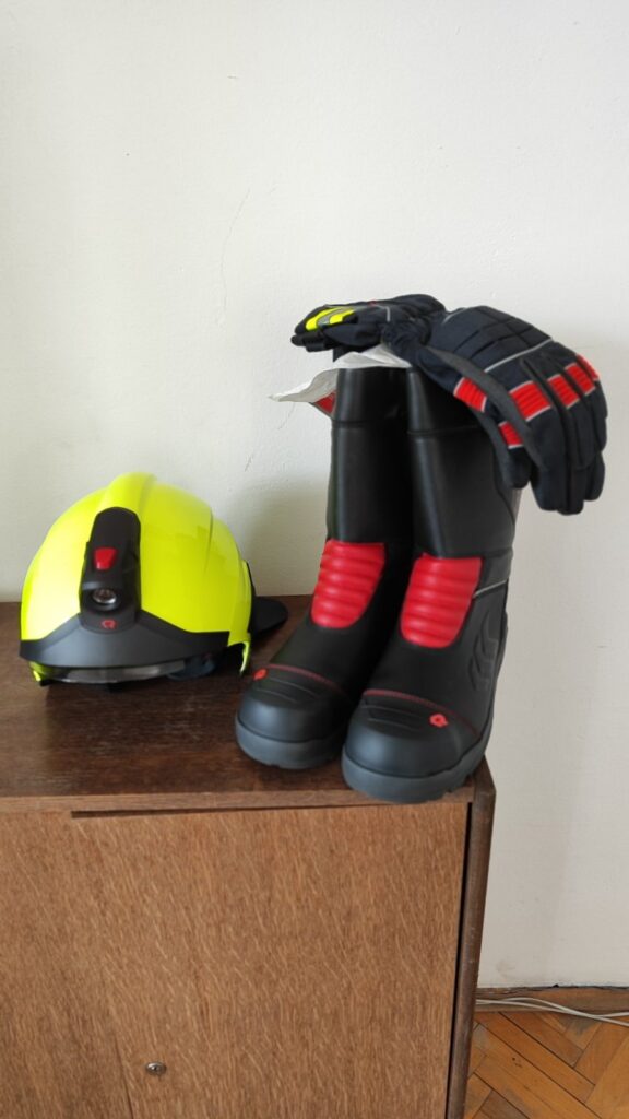 IMG-4bf468b88c2b87e6ef9f37b287c36e2d-V-576x1024 Deset novih uniformi za gatačke vatrogasce