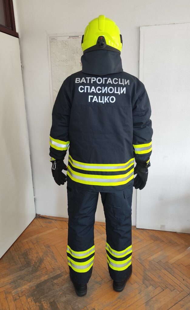 IMG-e06249165f262384af953d4d123cb225-V-626x1024 Deset novih uniformi za gatačke vatrogasce