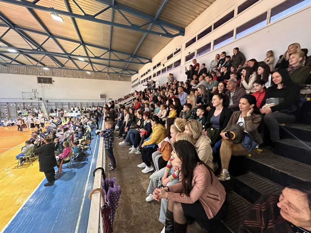 1-1024x768 Osnovci održali bazar i priredbu "Drugarstvo caruje". Prikupljeno oko 2,8 hiljada maraka