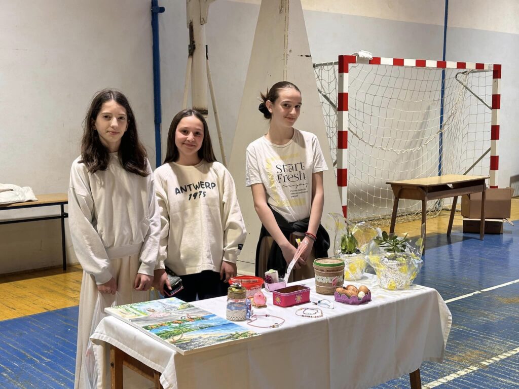 2-1024x768 Osnovci održali bazar i priredbu "Drugarstvo caruje". Prikupljeno oko 2,8 hiljada maraka