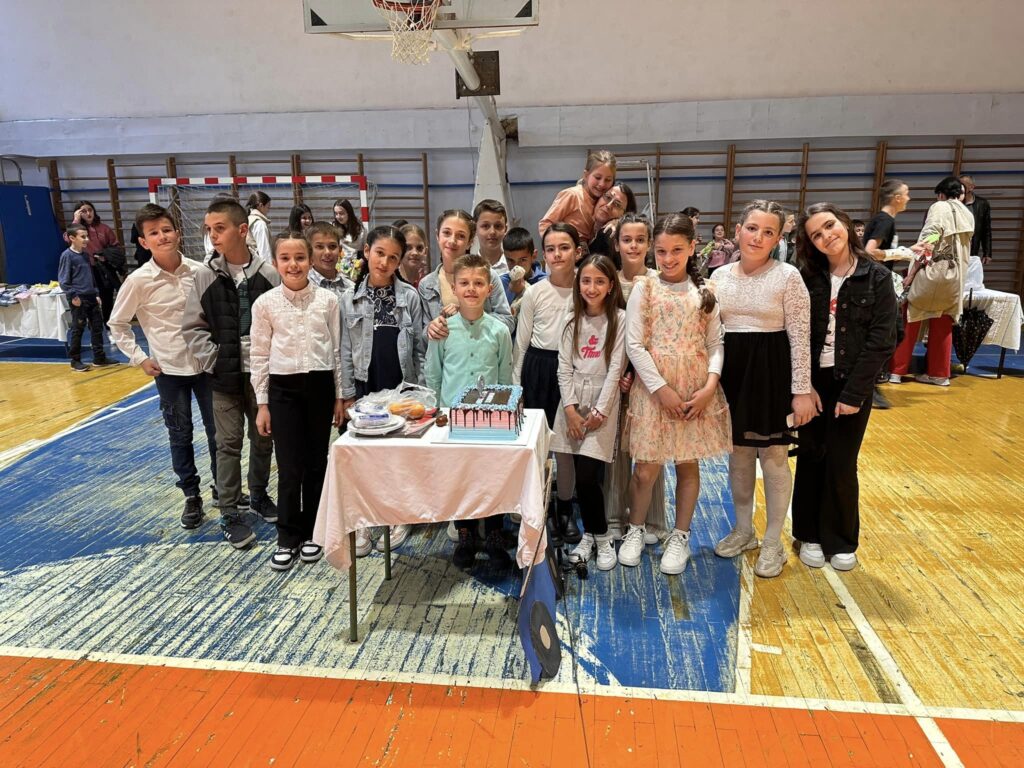 5-1-1024x768 Osnovci održali bazar i priredbu "Drugarstvo caruje". Prikupljeno oko 2,8 hiljada maraka