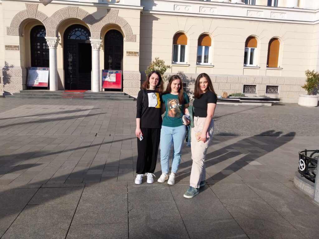 ruski-2-1024x768 Jana i Sara Doder i Jelena Tepavčević odlične na Republičkom takmičenju iz ruskog jezika