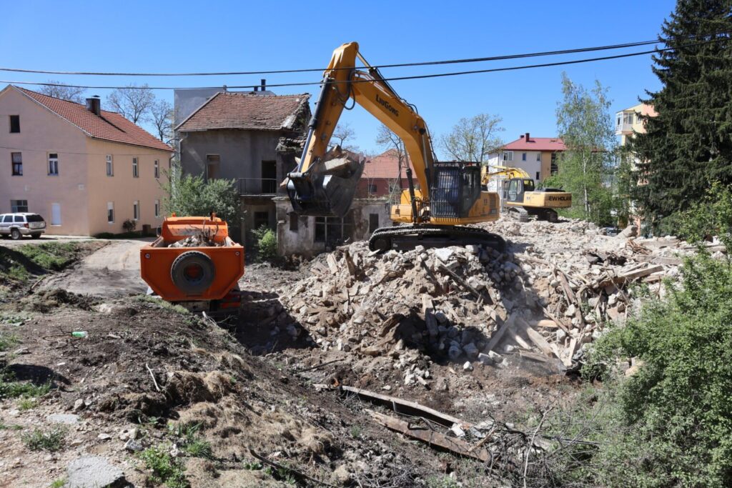 sl-1-1-1024x683 У току радови на уклањању и измјештању објекта Старе полицијске станице у Гацку