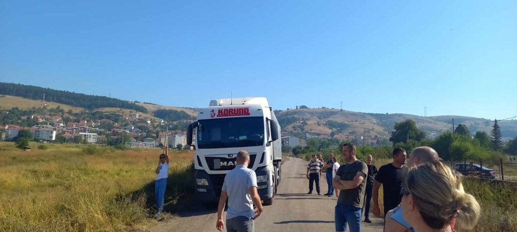 454403433_498751416210244_6188125537311236943_n-1024x461 Građani Gacka i jutros protestovali protiv transporta uglja kamionima kroz grad