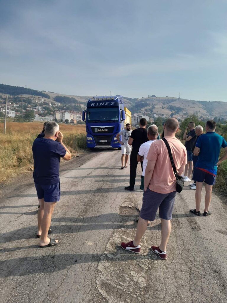 kamion-1-768x1024 Nastavljaju se protesti građana Gacka