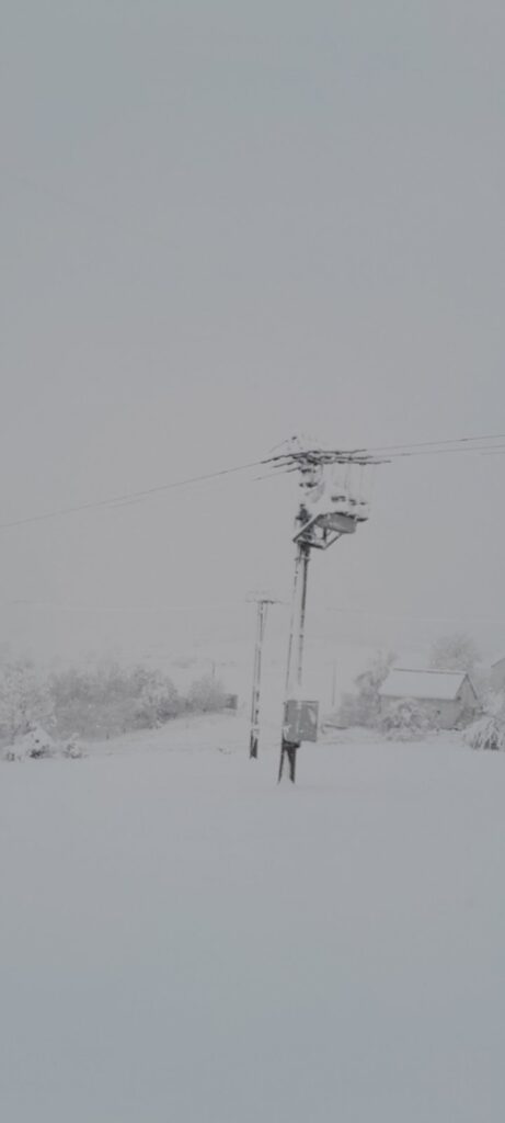 20250215_110534-461x1024 Велики број села без струје због сњежних падавина