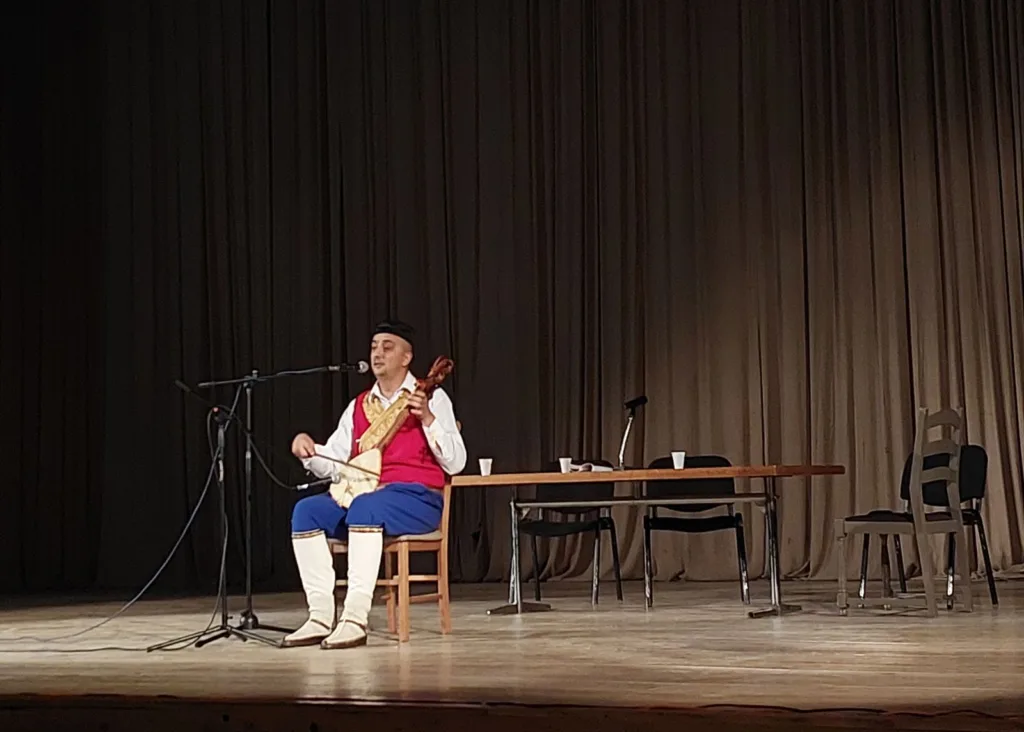 IMG-2b866f7c31e68a42077d82aae47b0cf2-V2-1024x732-jpg Чланови драмске секције припремили богат програм поводом Међународног дана матерњег језика