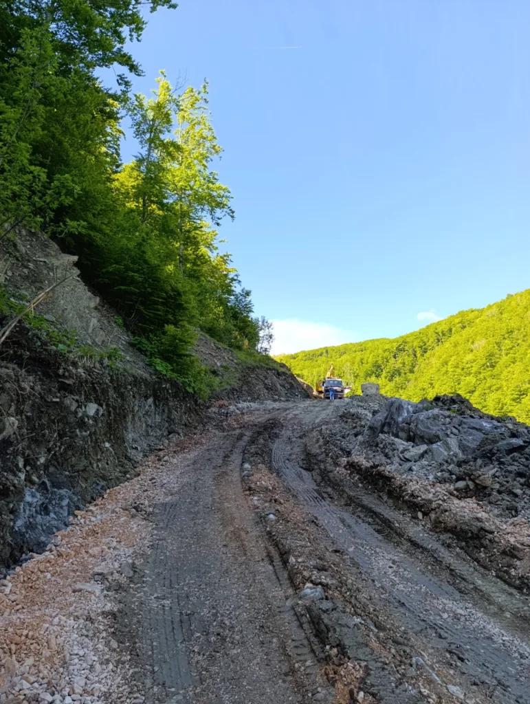 IMG-a18211e12f5de34116ed99a2296dd3c2-V-1-771x1024-jpg Počela sanacija dijela puta između tunela Surdup i Čemerno