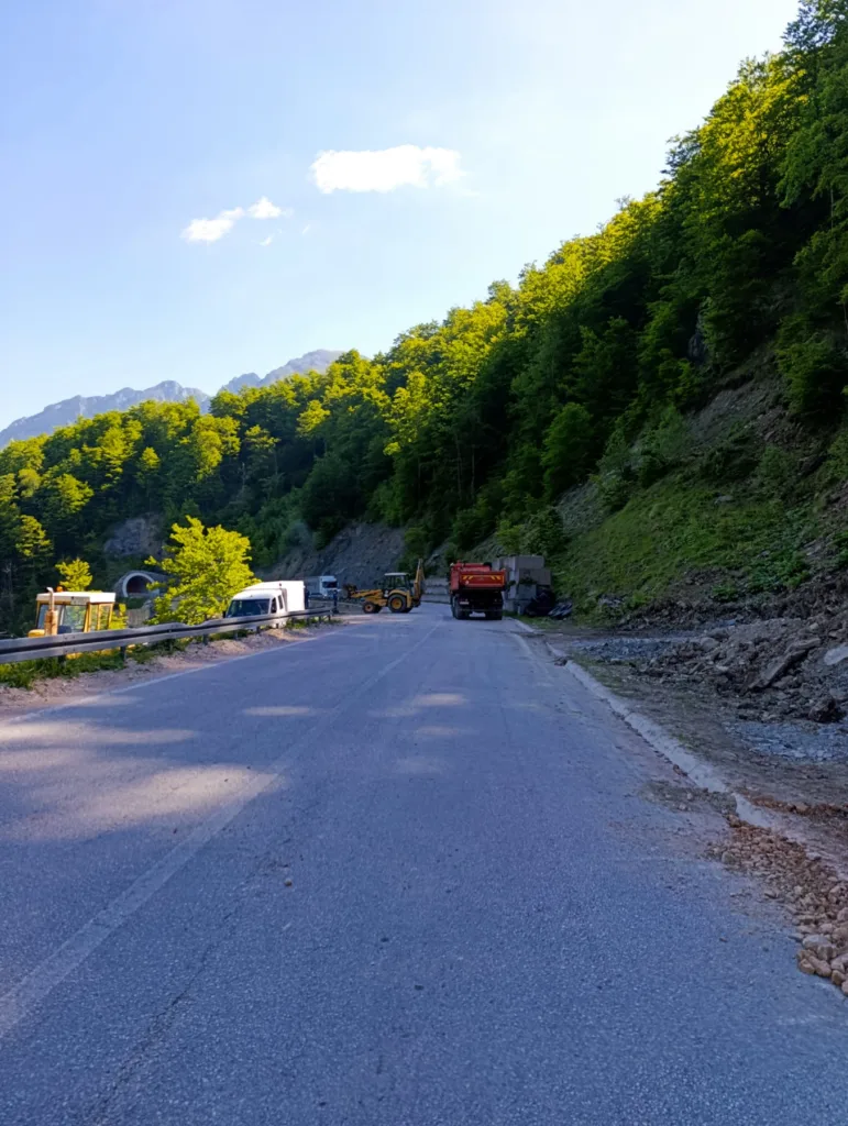 IMG-f2924dae867e92d8cbee806a890491b2-V-771x1024-jpg Počela sanacija dijela puta između tunela Surdup i Čemerno