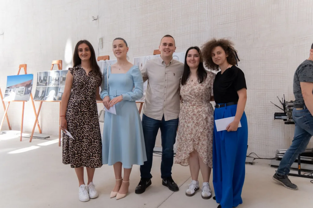 najbolji-stipendisti-1024x682-jpg Mostar: Studentima i đacima dodijeljeno 188 stipendija i nagrada za školovanje