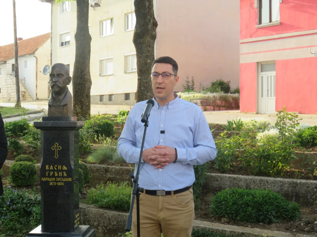 milan-savic-1024x768-jpg Svečano otkrivena i osveštana spomen bista Gačaninu Vasilju Grđiću