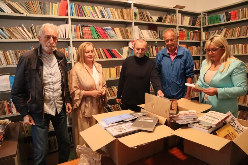 bibl-1-jpg Библиотека Матице српске поклонила књиге Народној библиотеци Гацко