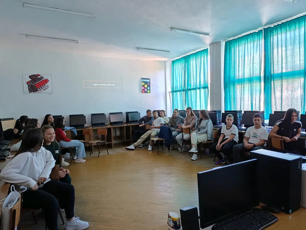 1758191600481-1024x771-jpg У СШЦ одржано предавање за основце и средњошколце о међународном покрету Црвеног крста