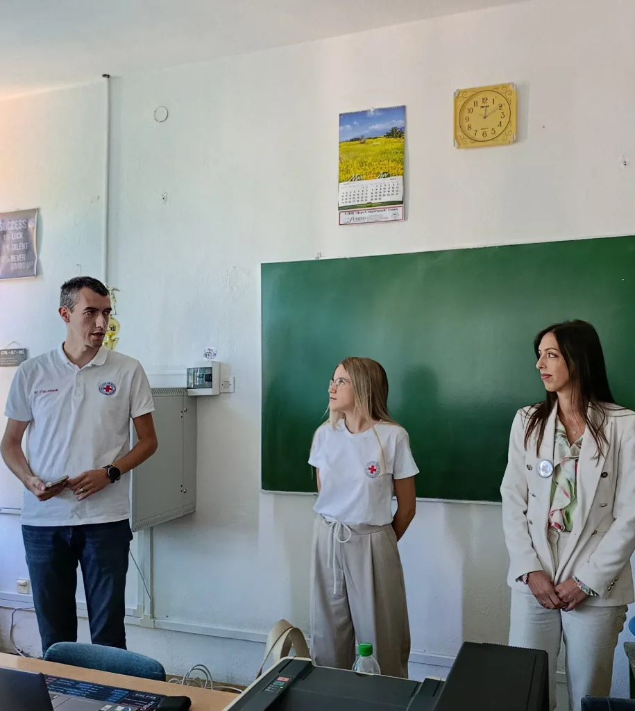 1758191737187-915x1024-jpg У СШЦ одржано предавање за основце и средњошколце о међународном покрету Црвеног крста