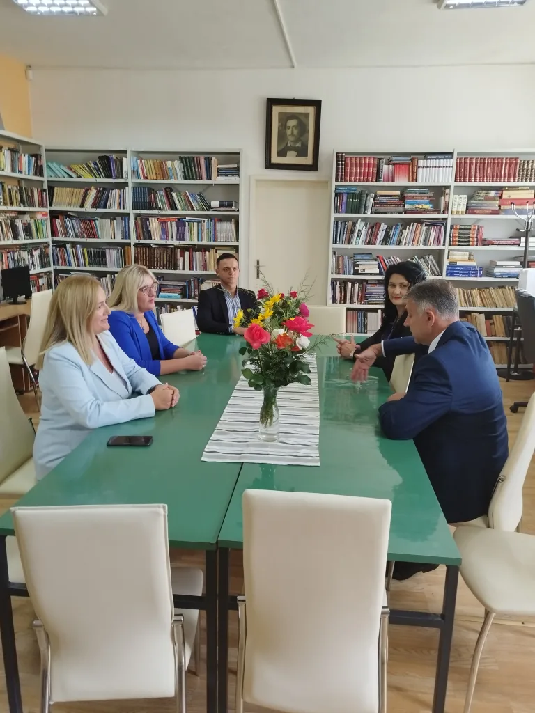 1758803256704-768x1024-jpg Mинистар просвјете и културе у Влади Републике Српске Боривоје Голубовић данас  посјетио СШЦ „Перо Слијепчевић“ и Народну библиотеку  у Гацку