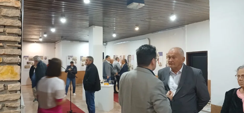 20250919_075508-1024x473-jpg U Domu kulture u Gacku sinoć otvorena izložba „ Srbi u Velikoj istočnoj krizi – 150 godina od početka ratova za oslobođenje i ujedinjenje“