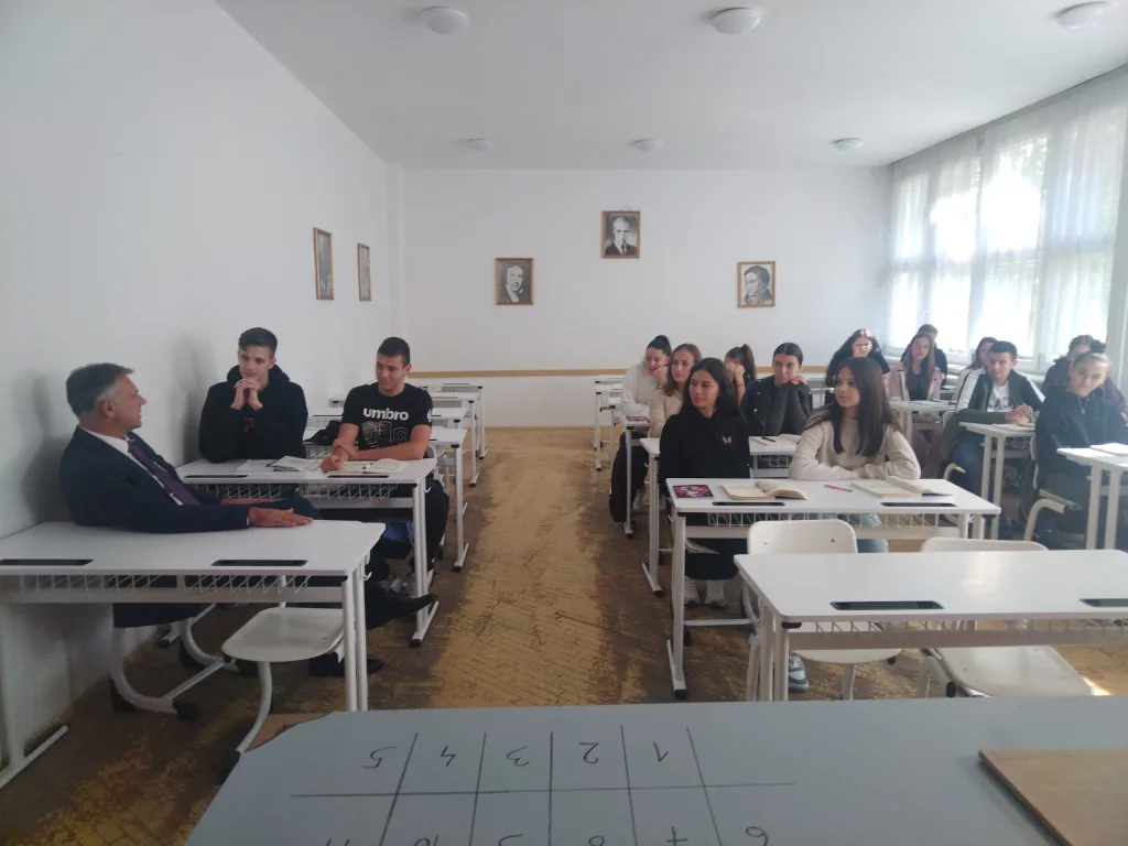 IMG_20250925_132309-1024x768-jpg Mинистар просвјете и културе у Влади Републике Српске Боривоје Голубовић данас  посјетио СШЦ „Перо Слијепчевић“ и Народну библиотеку  у Гацку