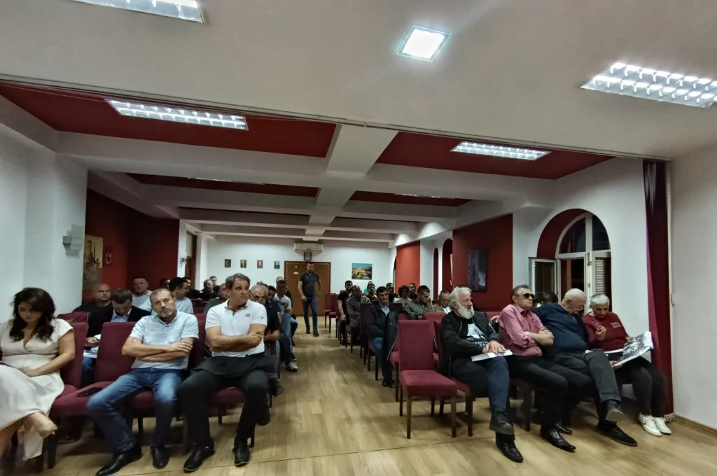 publika-1-1-1024x680-jpg У Гацку представљена монографија „Витезови Карађорђеве звезде ЈВуО 1941-1945“