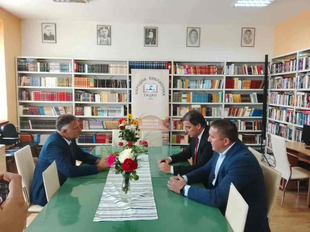 vukota-u-biblioteci Mинистар просвјете и културе у Влади Републике Српске Боривоје Голубовић данас  посјетио СШЦ „Перо Слијепчевић“ и Народну библиотеку  у Гацку