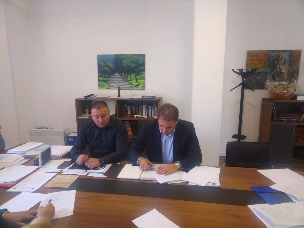 IMG_20251007_104753-1024x768-jpg U kabinetu načelnika potpisani ugovori za dodjelu sredstava u oblasti seoskog turizma