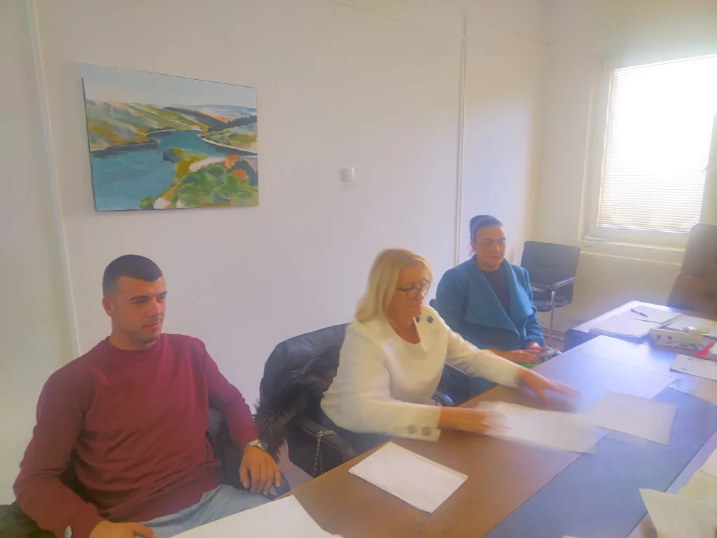 IMG_20251007_104904-1024x768-jpg U kabinetu načelnika potpisani ugovori za dodjelu sredstava u oblasti seoskog turizma