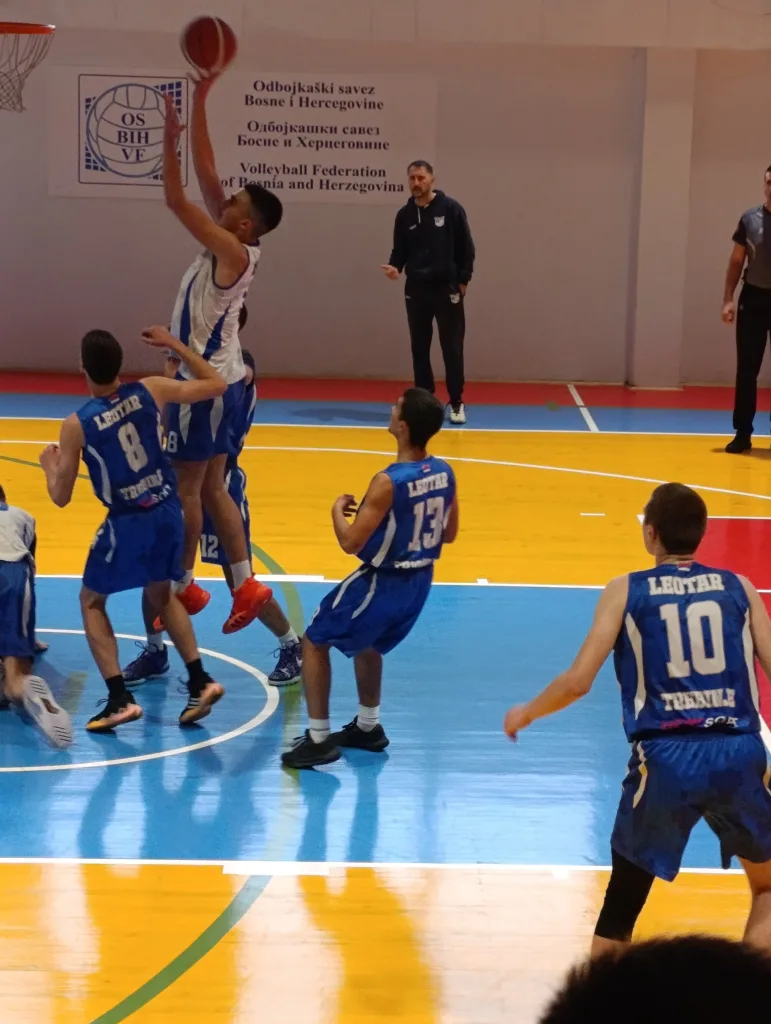 igra-1-2-771x1024-jpg Košarkaški jubileji u znaku 1. Memorijalnog turnira Mićan Adžić