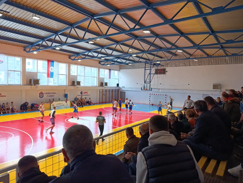 publika-1-1024x771-jpg Košarkaški jubileji u znaku 1. Memorijalnog turnira Mićan Adžić