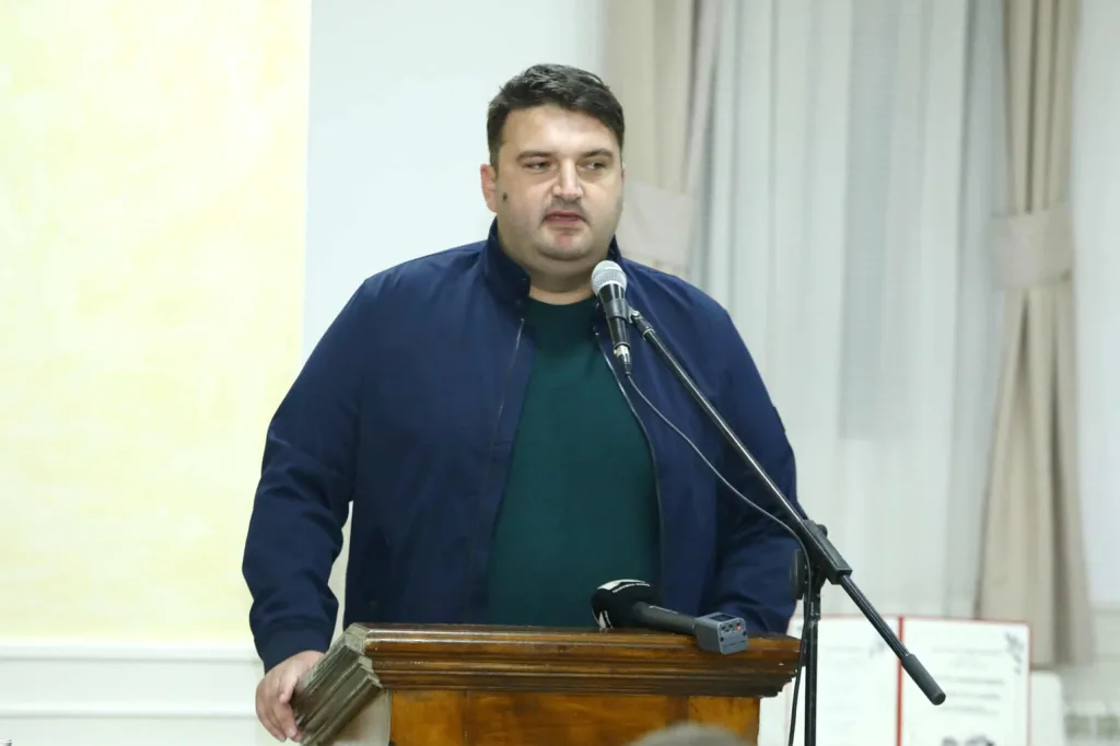 Facebook_creation_9F52863F-2D32-4CE4-AD0E-4F9EE1E071D4-1024x682-jpeg Алексију Гргуру прва награда на поетском конкурсу "Без граница"