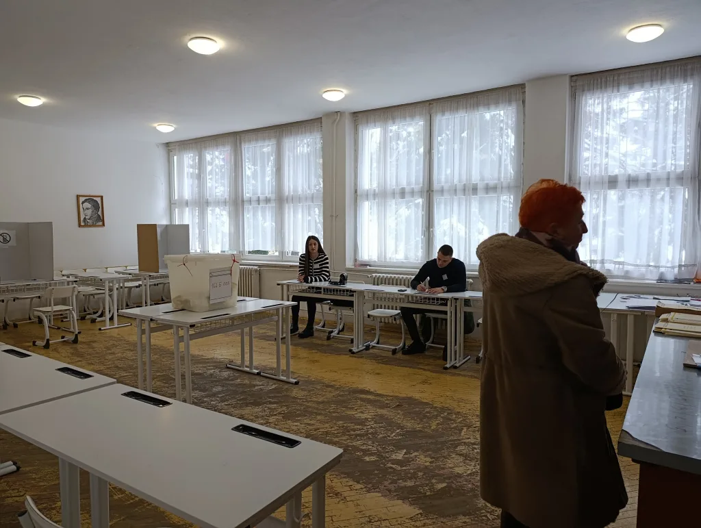 Izbori-2-1024x771-jpg Излазност до 15 часова у Гацку 31,19%