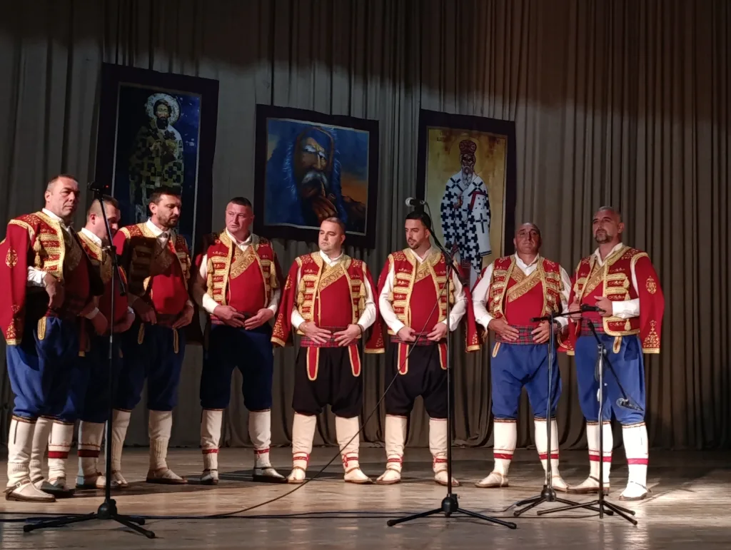 grupa-1024x771-jpg У Гацку одржано хуманитарно вече гусала и епске поезије у част Тешана Подруговића