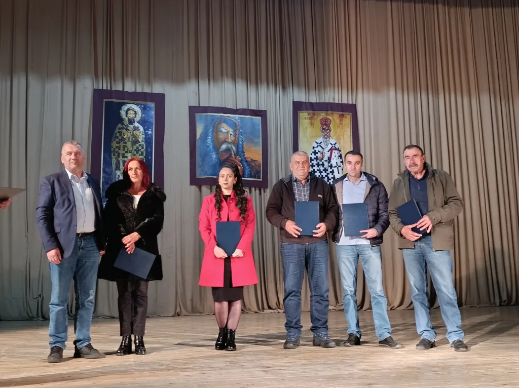 plakete-1024x766-jpg У Гацку одржано хуманитарно вече гусала и епске поезије у част Тешана Подруговића