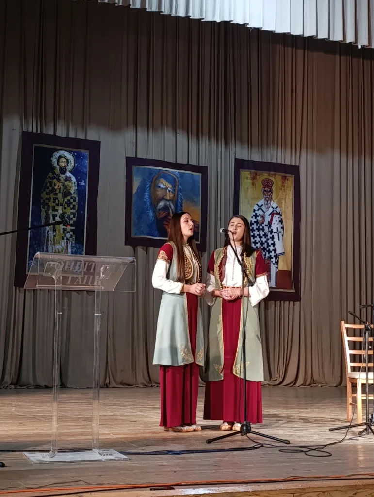 sestre-1-771x1024-jpg У Гацку одржано хуманитарно вече гусала и епске поезије у част Тешана Подруговића