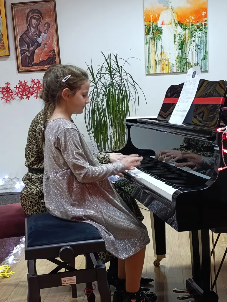 1766476966936-771x1024-jpg Сјајним Новогодишњим концертом ученици ОМШ „Свети Роман Мелод“ донијели дух празника у Гацко