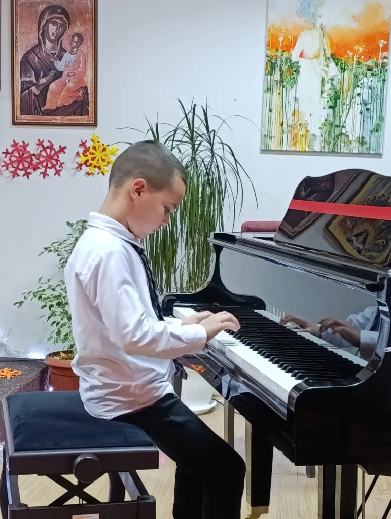 1766477106832-771x1024-jpg Сјајним Новогодишњим концертом ученици ОМШ „Свети Роман Мелод“ донијели дух празника у Гацко