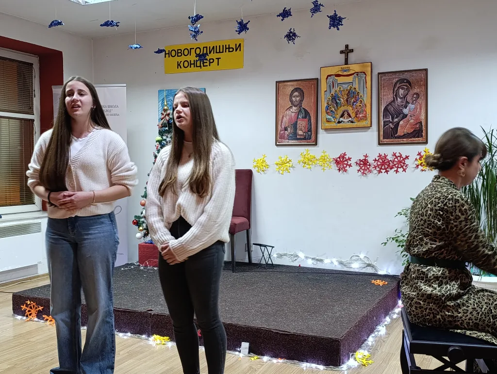 1766477168217-1024x771-jpg Сјајним Новогодишњим концертом ученици ОМШ „Свети Роман Мелод“ донијели дух празника у Гацко