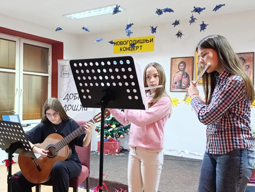 1766477168222-1024x771-jpg Сјајним Новогодишњим концертом ученици ОМШ „Свети Роман Мелод“ донијели дух празника у Гацко
