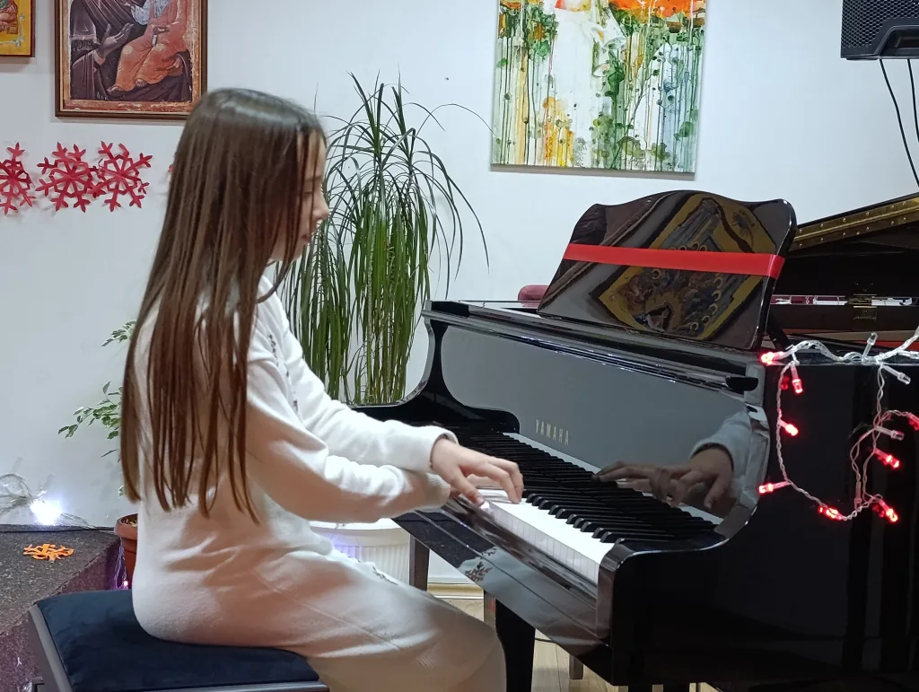 1766477168230-1024x771-jpg Сјајним Новогодишњим концертом ученици ОМШ „Свети Роман Мелод“ донијели дух празника у Гацко