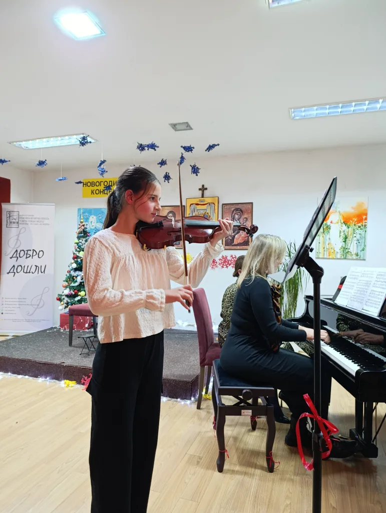 1766477168238-771x1024-jpg Сјајним Новогодишњим концертом ученици ОМШ „Свети Роман Мелод“ донијели дух празника у Гацко