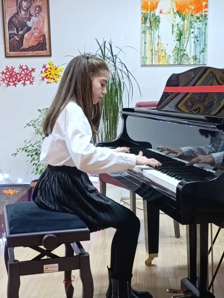 1766477168252-771x1024-jpg Сјајним Новогодишњим концертом ученици ОМШ „Свети Роман Мелод“ донијели дух празника у Гацко