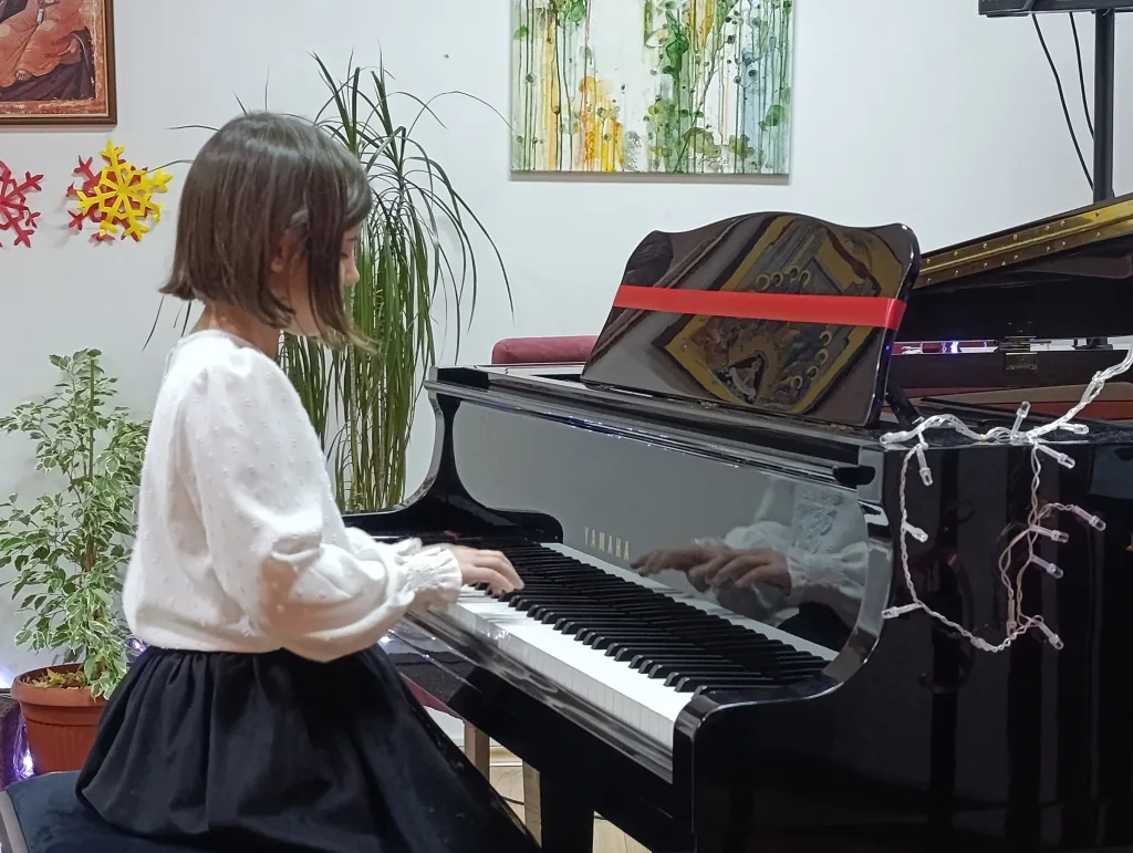 1766477168264-1024x771-jpg Сјајним Новогодишњим концертом ученици ОМШ „Свети Роман Мелод“ донијели дух празника у Гацко