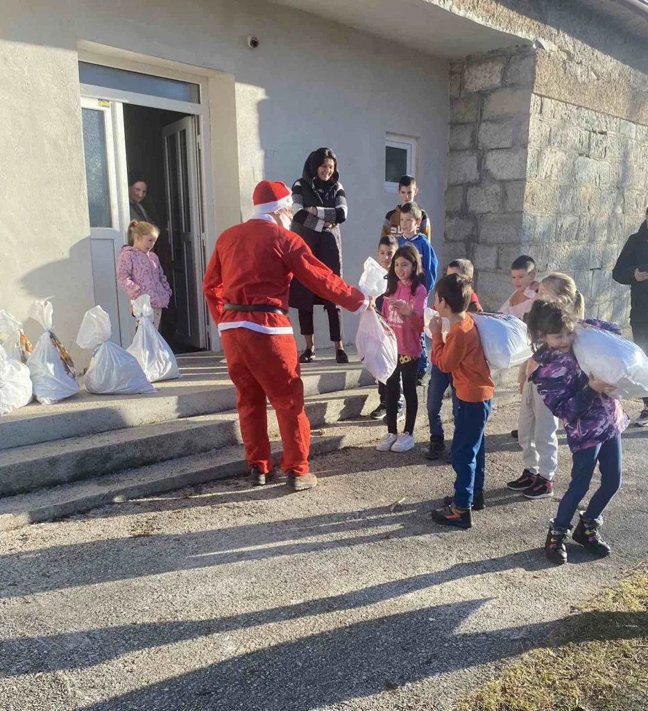 1767006093458-934x1024-jpg Црвени крст Гацко: Дјед Мраз посјетио подручне школе у Гацку и обрадовао малишане