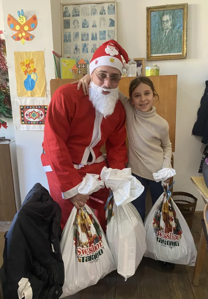 1767006093467-713x1024-jpg Црвени крст Гацко: Дјед Мраз посјетио подручне школе у Гацку и обрадовао малишане