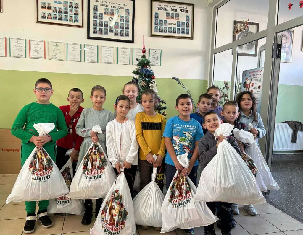 1767006152358-1024x796-jpg Црвени крст Гацко: Дјед Мраз посјетио подручне школе у Гацку и обрадовао малишане