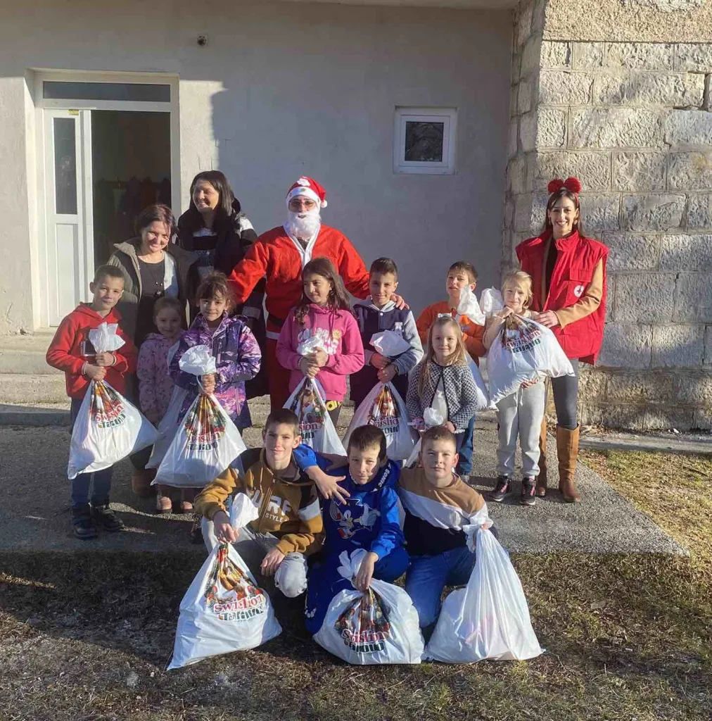 1767006152363-1012x1024-jpg Црвени крст Гацко: Дјед Мраз посјетио подручне школе у Гацку и обрадовао малишане