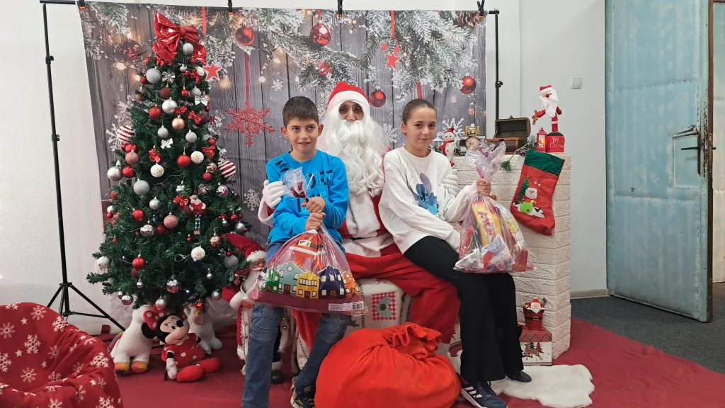 20251229_093346-1-1024x576-jpg Sindikati Opštine Gacko obradovali mališane novogodišnjim paketićima