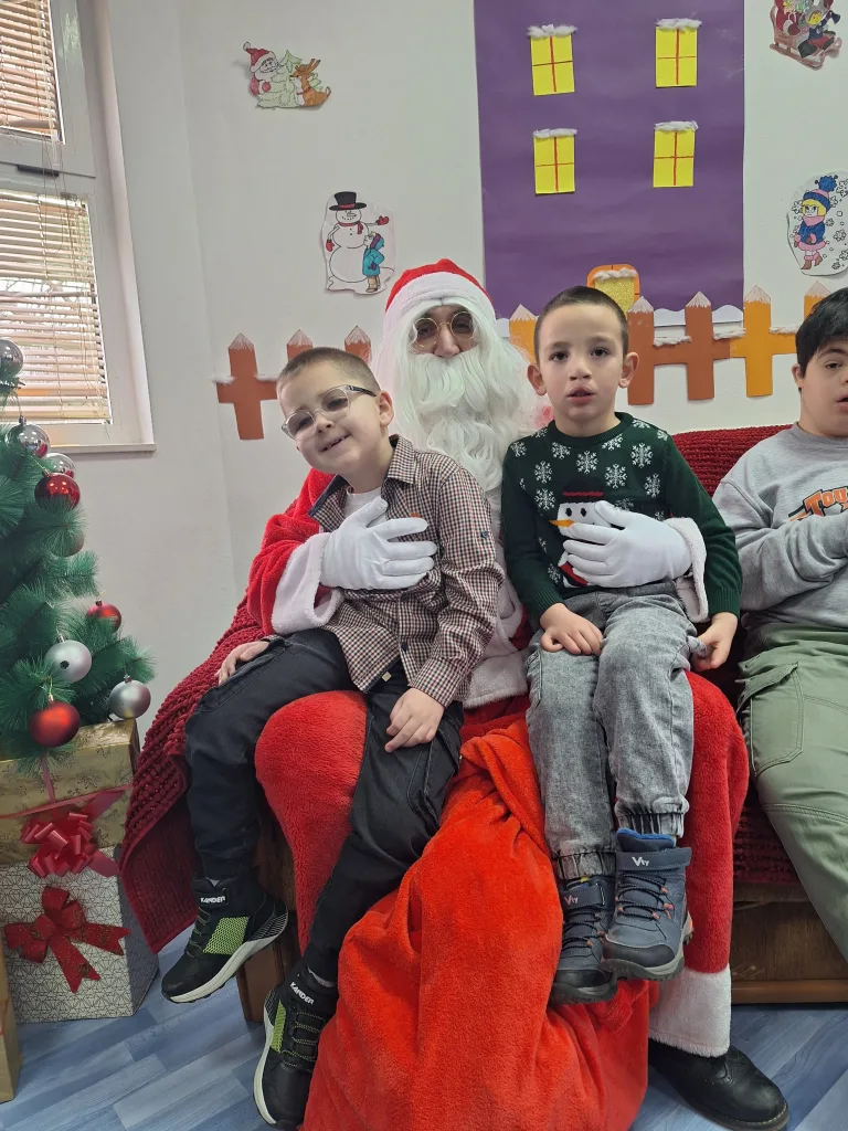 20251230_110527-768x1024-jpg Деда Мраз посјетио Центар "Растимо заједно"