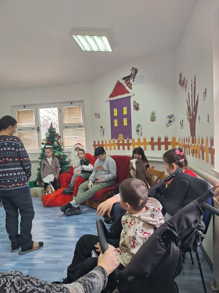 20251230_110907-768x1024-jpg Деда Мраз посјетио Центар "Растимо заједно"