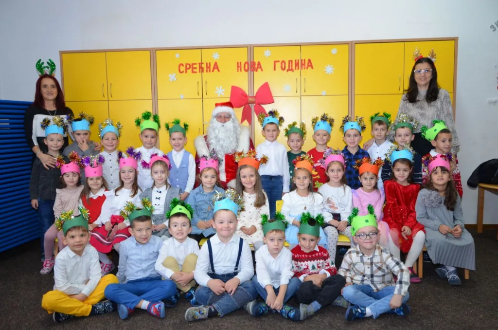 IMG-18ae72d4ca1d6f156d3c0ce22af0c678-V-1024x678-jpg Малишани из вртића уживали у новогодишњој представи и дружењу са Деда Мразом