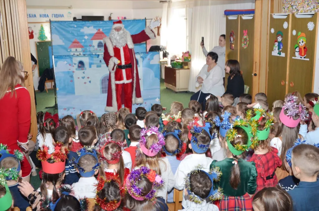 IMG-2dfdd0a8af11b8ec751f84d4c9f7cc4b-V-1024x678-jpg Малишани из вртића уживали у новогодишњој представи и дружењу са Деда Мразом